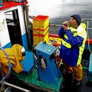 Iglesias sopra unha corna antes de comezar a recitar.