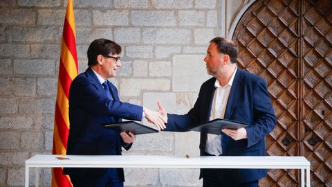 De izquierda a derecha, el presidente de la Generalitat, Salvador Illa, junto al presidente de Esquerra Republicana, Oriol Junqueras, en la r�brica del acuerdo presupuestario.