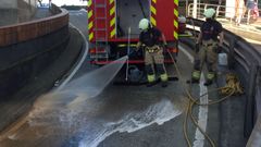Bomberos limpiando la calzada en Juana de Vega