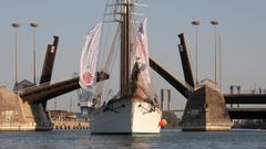 Una embarcaci�n de la Iacobus Maris entra en Sevilla a trav�s del puente de las Delicias.