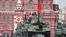 Vista de un tanque T-34-85 de la �poca sovi�tica que desfila con motivo de los ensayos del D�a de la Victoria, que conmemora el fin de la IIGM, en la Plaza Roja de Mosc�, este s�bado. 