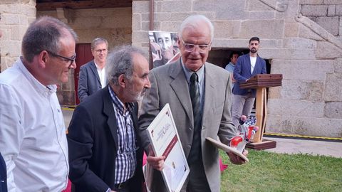 O escritor V�ctor Fern�ndez Freixanes recolle o Premio de Xornalismo Literario Carlos Casares en Xinzo de Limia.