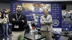 Mara Bentezy un trabajador de Robotnik junto al robot mvil en las jornadas JAI en Vigo