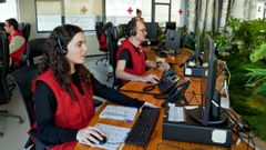 Equipo de la Cruz Roja atendiendo el tel�fono de la soledad, esta semana en A Coru�a.