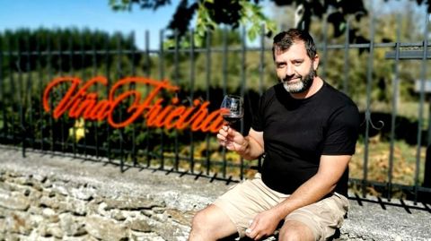 Carlos Fern�ndez, con una copa del verm� que se dispone a sacar al mercado 