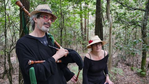 Miguel y Mara forman el do Andurias da Ra. Tocan para los peregrinos