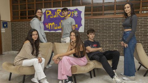 Un grupo de colegiales disfrutando de su tiempo libre en una de las salas comunes