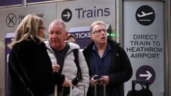 Viajeros, esperando para desplazarse al aeropuerto de Heathrow, en Londres, en una imagen de archivo. 