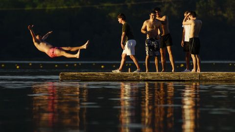 Gente joven bañándose en el río Miño en el embalse de Castrelo