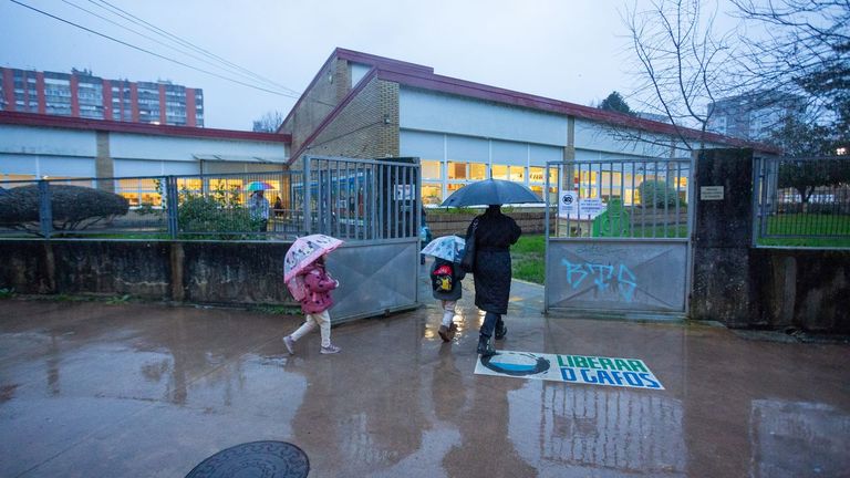 Entrada de alumnos, este jueves, en la escuela infantil Crespo Rivas de Pontevedra