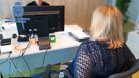 La detenida por sustraer joyas a ancianos en dos residencias de La Rioja ante la Polic�a Nacional