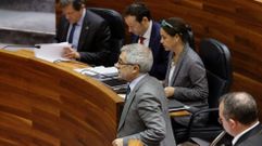 El portavoz de IU en la Junta General, Gaspar Llamazares (c), al inicio de su intervenci�n en el debate de orientaci�n pol�tica general en la Junta General