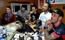 El director de la emisora e invitados, durante la emisi�n.