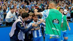 Mario Soriano, recibiendo la arenga de los recogepelotas