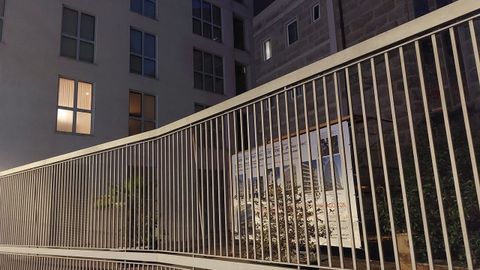 Nuevo cartel en el edificio construido junto a la iglesia de los franciscanos.