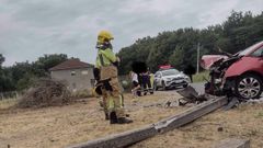 Estado en el que qued� el turismo tras chocar contra un poste de hormig�n en Rianxo. 