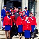 El alcalde de Vilanova pos� ayer con la comparsa Os Golfi�os.