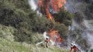 Unos bomberos trabajan este viernes en las tareas de extinci�n del incendio que comenz� esta madruga en las laderas del monte Naranco, en las cercan�as del casco urbano de Oviedo