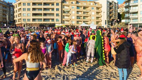 Chapuz�n para despedir el a�o en la playa de Silgar, en Sanxenxo