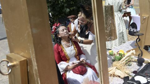 Sesi�n de maquillaje ilustrado en plaza de Amboage.