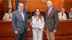 Silvia Serretta recibi el Premio Pardo Gato de Investigacin Jurdica de manos de Tuto Prez-Cepeda (izquierda) y Jos Ricardo Pardo Gato (derecha).