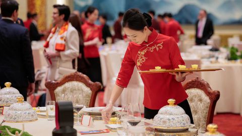 Un trabajador da el �ltimo toque a la mesa del banquete de estado.