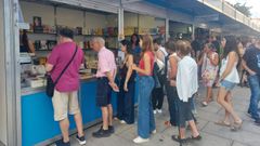 P�blico ante las casetas de los libreros en la anterior edici�n de la feria monfortina