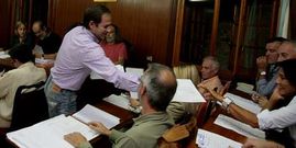 Oubi�a repartiendo documentos en un pleno en Viveiro, anterior destino.