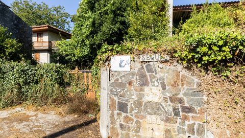 La casa-museo de la <span lang= gl >Rexoubeira de Bergantios</span>, Asuncin Antelo, est comida por la maleza