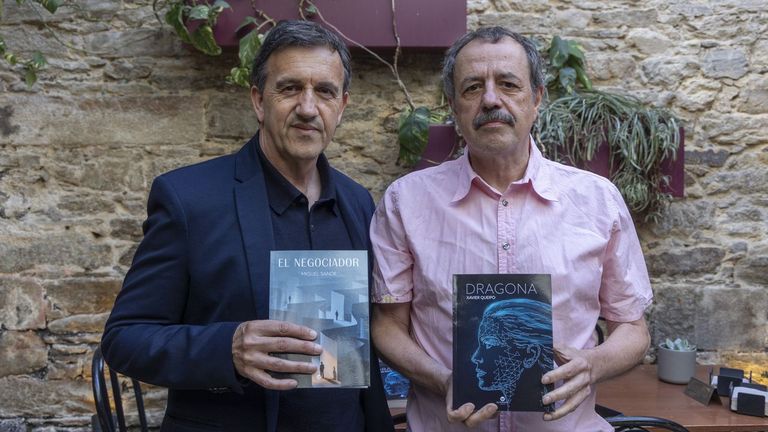 Miguel Sande y Xavier Queipo, con la edici�n en castellano de sus novelas  El negociador  y  Dragona 