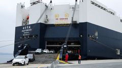 Descarga del primer cargamento de coches de SAIC en el puerto exterior de Ferrol, el pasado mes de julio