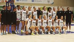 La plantilla del Baxi Ferrol, antes del partido amistoso contra el Maristas