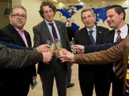 Mayo, a la derecha. A la izquierda, Marcelino S�nchez, p�rroco de Lamp�n y presidente de la pe�a, con Dur� y Vilanova. 