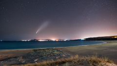 Fotograf�a del cometa Neowise en la playa de Seiras en Queiruga (O Porto do Son) en julio del 2020