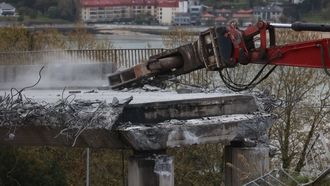 Primer dia de corte en A Pasaxe para echar abajo el escal&eacute;xtric del Chuac, en A Coru&ntilde;a