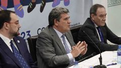 - El ministro de Seguridad Social y Migraciones en funciones, Jos� Luis Escriv� (c), acompa�ado por el presidente del Principado de Asturias, Adri�n Barb�n (i), y el director General de Migraciones, Santiago Yerga (d), interviene en el marco del Consejo General de la Ciudadan�a Espa�ola en el Exterior celebrado este lunes en Colombres 