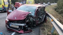 Los dos coches implicados en el accidente sufrieron grandes destrozos en su parte frontal