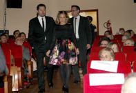 Los due�os de Bamb�, a su entrada en el coliseo Noela acompa�ados por el alcalde. 