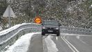 Un coche sube con cadenas por un puerto de Asturias nevado