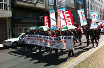 La manifestaci�n estudiantil reuni� a varias decenas de personas en la Ronda da Muralla. 