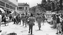 Carballo, mayo de 1977. Agentes cargan contra manifestantes, vecinos que se oponan a la extraccin de arena en la marisma de Baldaio