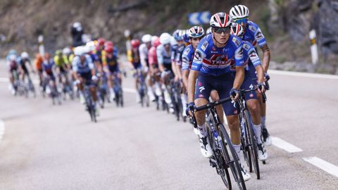 El pelotn durante la decimoquinta etapa de la Vuelta ciclista a Espaa disputada este domingo entre Infiesto y Cuitu Negru, con 143 kilmetros de recorrido