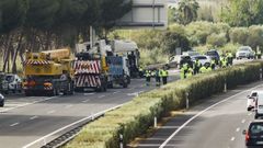 Seis muertos en Sevilla tras saltarse un camin un control de trfico en la AP-4, en imgenes