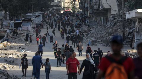 Palestinos caminan por el barrio de Al Remal durante una operacin militar israel en la ciudad de Gaza.