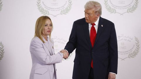 Saludo entre Donald Trump y Giorgia Meloni