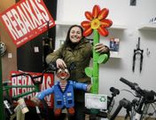 Los trabajos hechos con material de reciclaje que se exponen en los comercios de Vilagarc�a parecen adelantar la primavera y la fiesta de los maios.  