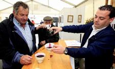 El vino empez� a correr ayer al mediod�a en la carpa de la fiesta. 