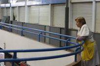 La mayor parte de los puestos del mercado de Santa Luc�a est�n vac�os. 