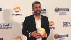 Juan Crujeiras, con su galard�n de dos soles de la �Gu�a Repsol�, en la gala celebrada en San Sebasti�n