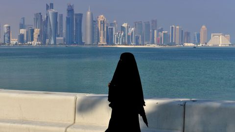 Una mujer joven con nicab en Doha, la capital de Catar.